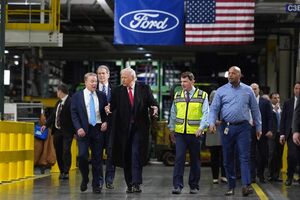 Donald Trump na visita à fábrica da Ford