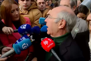 Marques Mendes discursa para jornalistas com microfones