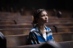 Zendaya em "Euphoria", num momento de reflexão