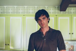 Jacob Elordi prepara refeição na cozinha