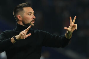 Francesco Farioli reage no banco do FC Porto durante o clássico com o Benfica