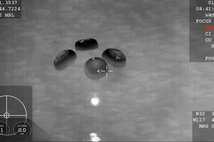 O momento em que cápsula da SpaceX com astronauta doente e três tripulantes aterra ao largo da Califórnia