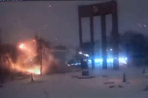 Imagens de videovigilância mostram o momento em que drone atinge parque infantil em Lviv 