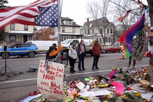 População presta homenagem a Renee Good em memorial improvisado 