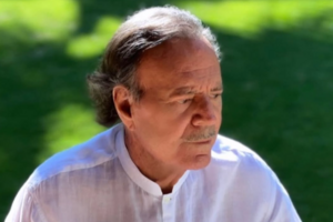 Julio Iglesias acusado de abusar sexualmente de funcionárias