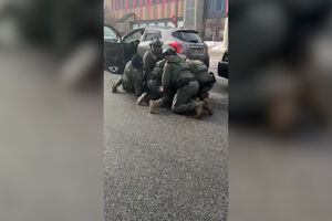 Agente federal filmado a dar várias joelhadas no rosto de homem em Minneapolis 