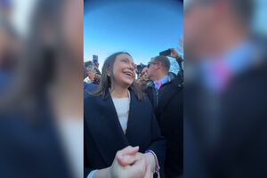 María Corina Machado entrega medalha do Nobel da Paz a Trump e explica porquê  