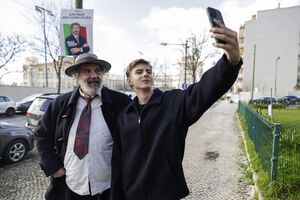 Vieira tira uma selfie com apoiante junto a cartaz de campanha de André Ventura