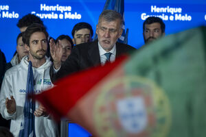 Gouveia e Melo discursa com apoiantes