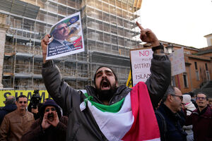 Manifestantes iranianos mostram apoio ao príncipe Reza Pahlavi 