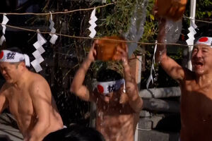 Coragem em Tóquio: dezenas enfrentam águas geladas durante festival tradicional