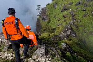 Encontrados destroços que serão do avião que se acredita ter caído em Sulawesi com 11 pessoas a bordo