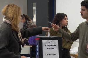 Eleitores portugueses decidem o próximo presidente numa eleição renhida