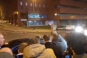 Marques Mendes chega ao quartel-general e é 'absorvido' pelos jornalistas