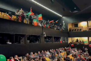 "És a nossa fé, força Seguro olé": apoiantes do candidato aquecem as vozes nas Caldas da Rainha