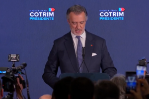 Cotrim discursa durante a campanha para Presidente