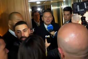 "Deixem-me dar-lhe um abraço": Montenegro junta-se a Marques Mendes após falar ao País