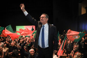 António José Seguro discursa perante apoiantes com bandeiras de Portugal