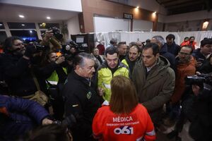 Políticos e profissionais de saúde reunidos num evento