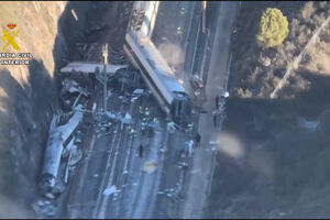 Imagens aéreas mostram destruição após colisão de comboios de alta velocidade em Espanha 