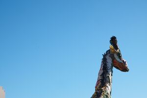 Girafa de plástico de Bordalo II integra arte e sustentabilidade