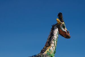 Escultura de Girafa de Bordalo II em espaço público promove a arte e sustentabilidade