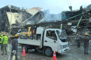 Pelo menos 11 mortos e dezenas de desaparecidos após incêndio em centro comercial no Paquistão 