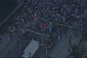 Multidão estende bandeira gigante do Irão durante manifestação em Los Angeles 