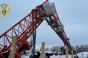 Vídeo mostra o momento em que grua colapsa em fábrica na Rússia 