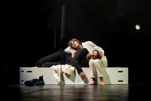 "Uma Brancura Luminosa", peça de Sandra Barata Belo interpretada pela atriz e encenadora e pelo ator Ricardo Pereira, está em cena no Teatro Variedades