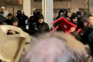 “Não há aí uma pistola?”: confusão entre adeptos do FC Porto e V. Guimarães resulta em cadeiras no ar  