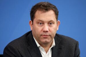 Retrato de Lars Klingbeil num fundo azul