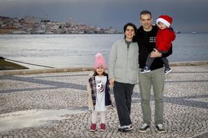 Nádia Dinis com a família em  Cacilhas, que já considera ser a margem certa do Tejo