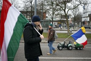 Agricultores protestam em Estrasburgo contra a reforma da PAC, com tratores e bandeiras