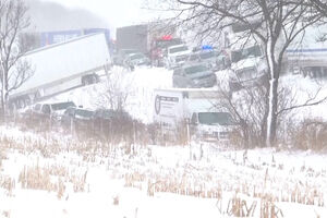 Carros danificados e cobertos de neve: Mais de 100 veículos envolvidos em colisão no Michigan