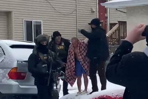 “Estava a tremer”: ChongLy foi detido em casa pelo ICE e conta que agentes o retiraram de casa só com roupa interior