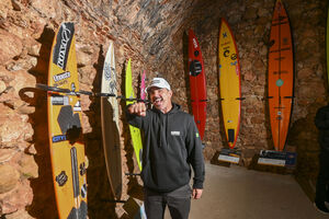 Rodrigo Koxa, de 46 anos, fotografado pela SÁBADO no Surfer Wall do forte da Nazaré, onde estão as pranchas dos big riders