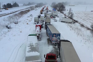 Imagens aéreas mostram aparato no local após colisão em cadeia com mais de 100 veículos nos EUA 