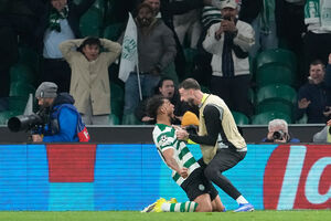 Jogadores do Sporting festejam vitória contra o PSG e acesso ao play-off