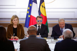 Macron usa óculos de sol em reunião com representantes políticos