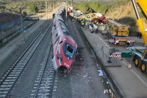 Imagens de drone mostram grua a levantar um dos comboios de alta velocidade que descarrilou em Espanha