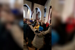 “Esta não é uma igreja de verdade!”: ativistas invadem missa nos EUA onde pastor é agente do ICE