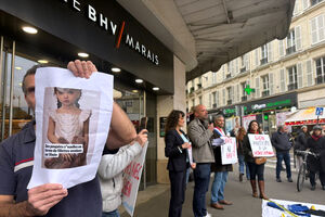 Protesto contra venda de bonecas sexuais infantis da Shein em frente à BHV Marais