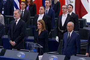 Parlamento Europeu faz minuto de silêncio pelas vítimas de acidente ferroviário em Espanha  