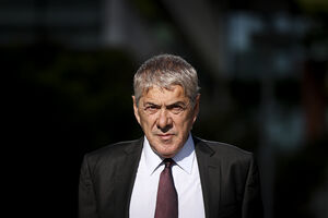 Sócrates, sem advogado, critica tribunal