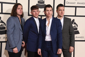 Arctic Monkeys lançam novo single em apoio à organização War’s Child.