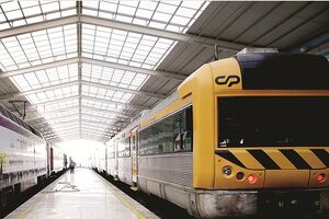 Linha ferroviária de Cascais está há oito anos à espera 