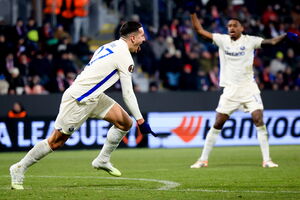 Deniz Gül celebra golo contra o Plzen