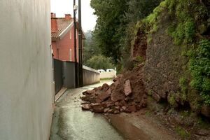 Mau tempo provoca derrocada de muro junto a casas em Coimbra