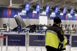 Carro entra no aeroporto de Detroit e bate contra balcão ferindo seis pessoas  